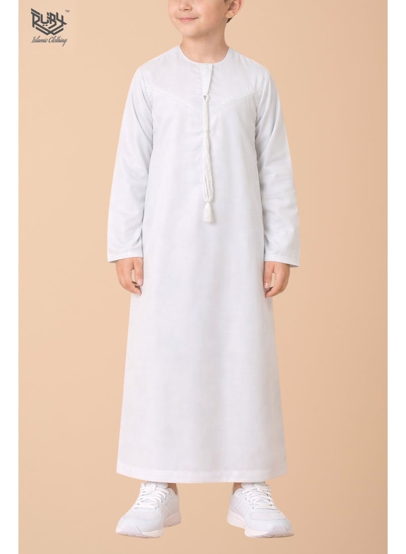 روبي للملابس الإسلامية ثوب كنادورة إماراتي أبيض كلاسيكي للأطفال، مزين بتطريزات دقيقة، برقبة دائرية وأكمام طويلة، مصنوع من قماش الموسلين السعودي. - Image 1